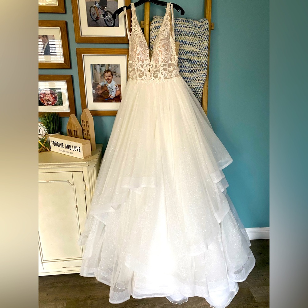 NWT Essence of Australia Wedding Dress - D2723